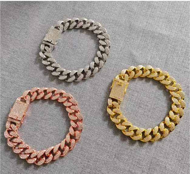 Luxury Cuban Link Pet Chain Collar – High-Fashion Bling for Cats & Dogs