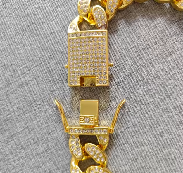 Luxury Cuban Link Pet Chain Collar – High-Fashion Bling for Cats & Dogs