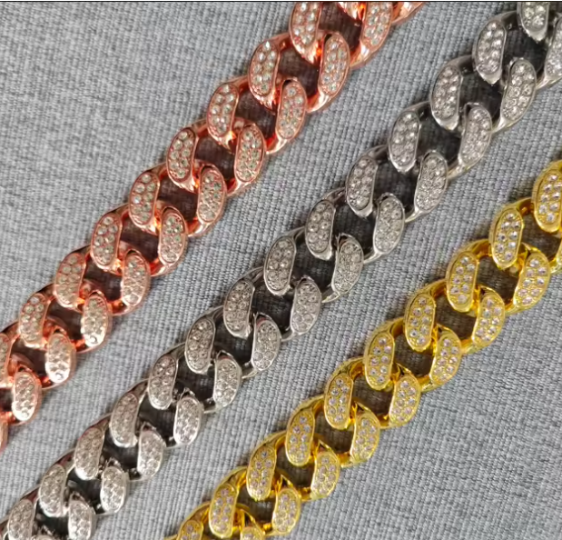 Luxury Cuban Link Pet Chain Collar – High-Fashion Bling for Cats & Dogs