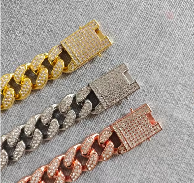 Luxury Cuban Link Pet Chain Collar – High-Fashion Bling for Cats & Dogs