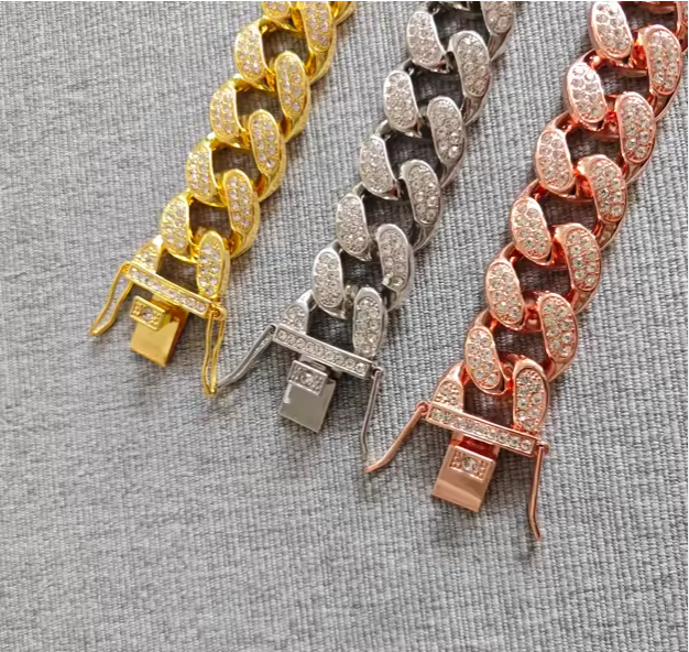 Luxury Cuban Link Pet Chain Collar – High-Fashion Bling for Cats & Dogs